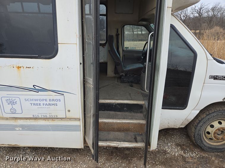 image for item EQ3957 2001 Ford  E450 Super Duty shuttle bus