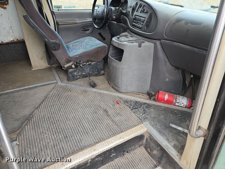 image for item EQ3957 2001 Ford  E450 Super Duty shuttle bus