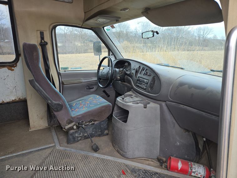 image for item EQ3957 2001 Ford  E450 Super Duty shuttle bus
