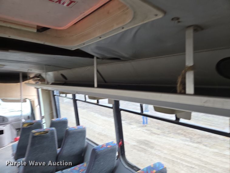 image for item EQ3957 2001 Ford  E450 Super Duty shuttle bus
