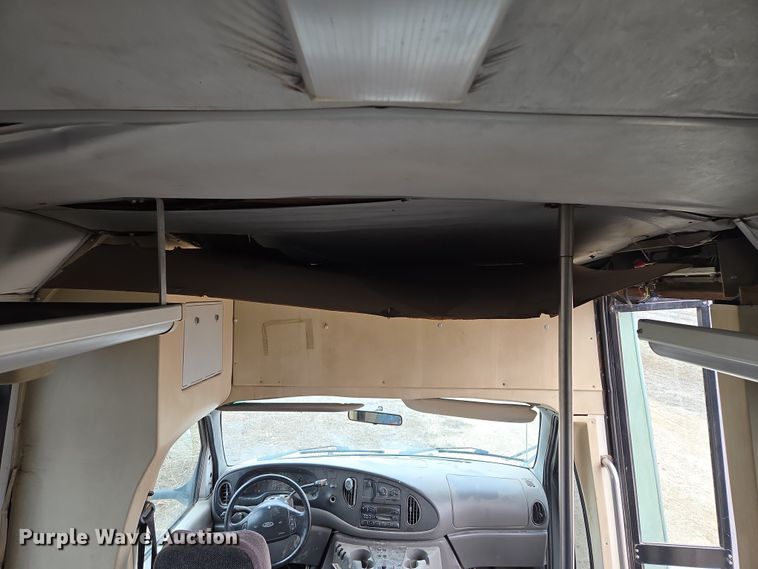 image for item EQ3957 2001 Ford  E450 Super Duty shuttle bus