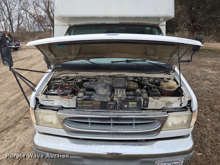 image for item EQ3957 2001 Ford  E450 Super Duty shuttle bus