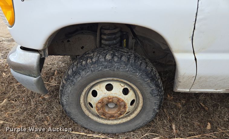 image for item EQ3957 2001 Ford  E450 Super Duty shuttle bus