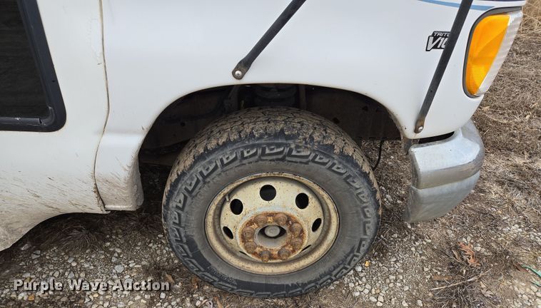 image for item EQ3957 2001 Ford  E450 Super Duty shuttle bus