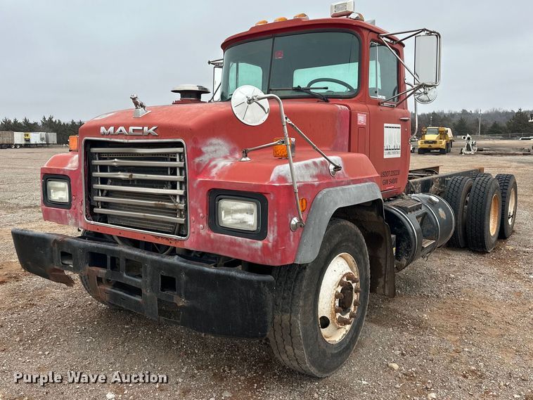 image for item ER4960 2001 Mack RD690S truck cab and chassis