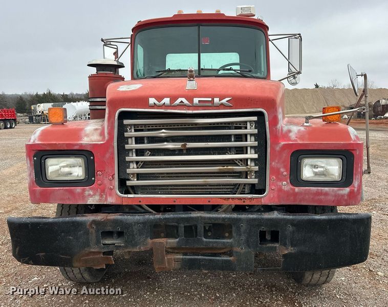 image for item ER4960 2001 Mack RD690S truck cab and chassis