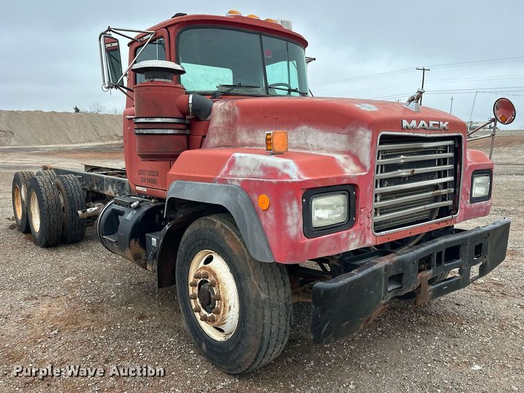 image for item ER4960 2001 Mack RD690S truck cab and chassis
