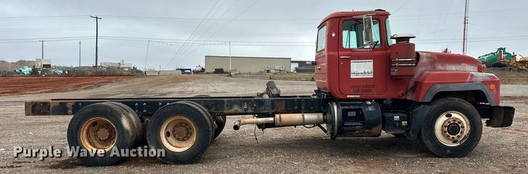 image for item ER4960 2001 Mack RD690S truck cab and chassis