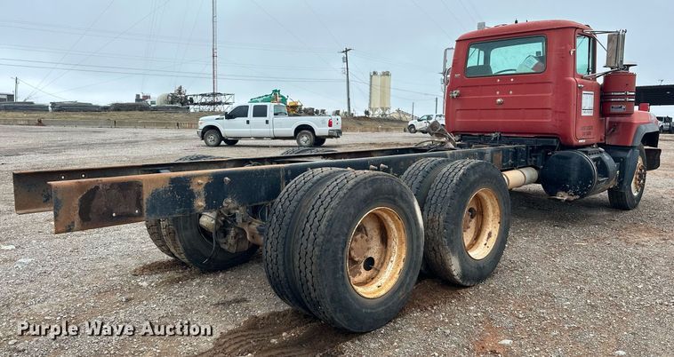 image for item ER4960 2001 Mack RD690S truck cab and chassis