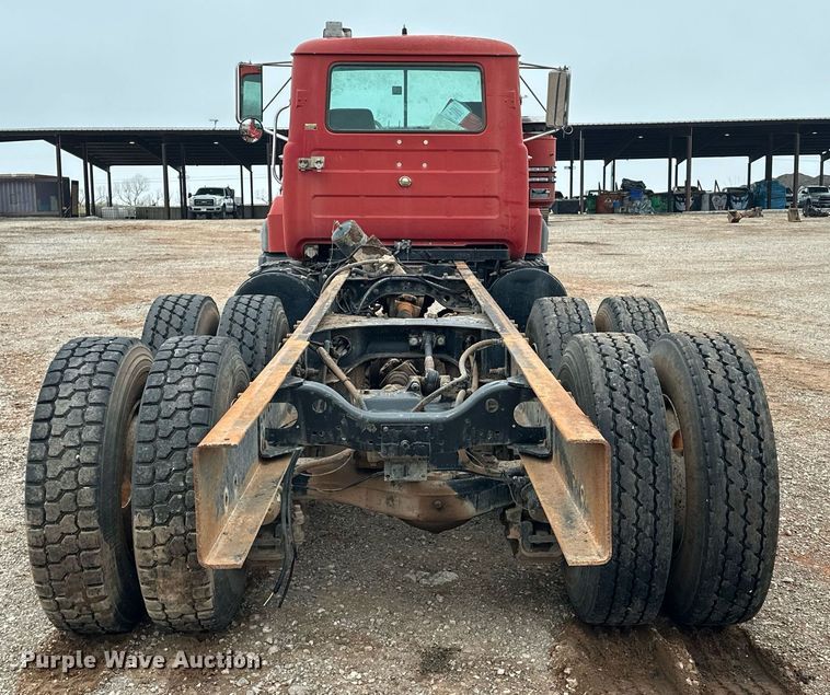 image for item ER4960 2001 Mack RD690S truck cab and chassis