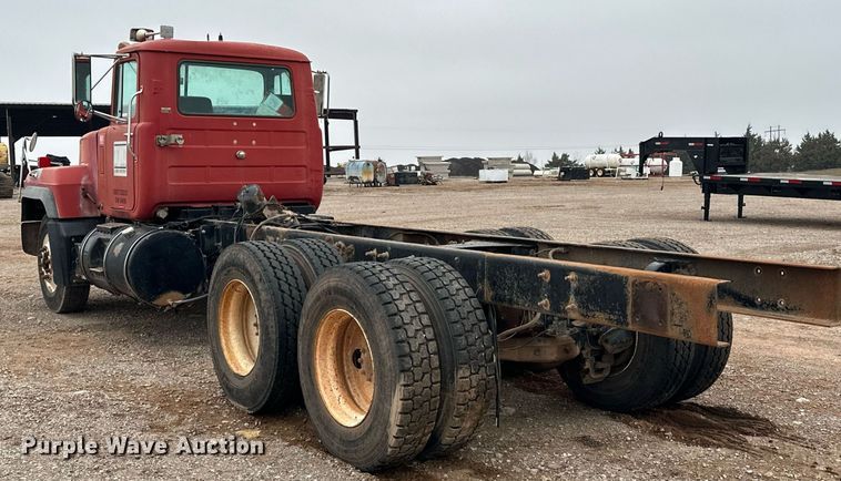 image for item ER4960 2001 Mack RD690S truck cab and chassis