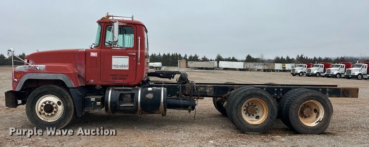 image for item ER4960 2001 Mack RD690S truck cab and chassis