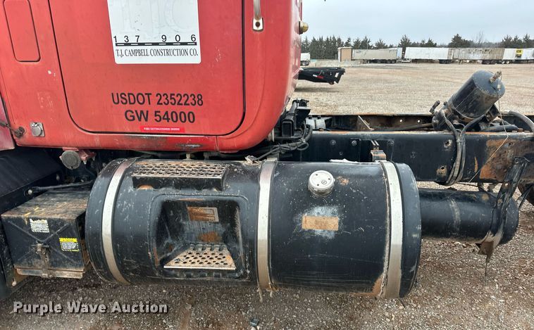 image for item ER4960 2001 Mack RD690S truck cab and chassis