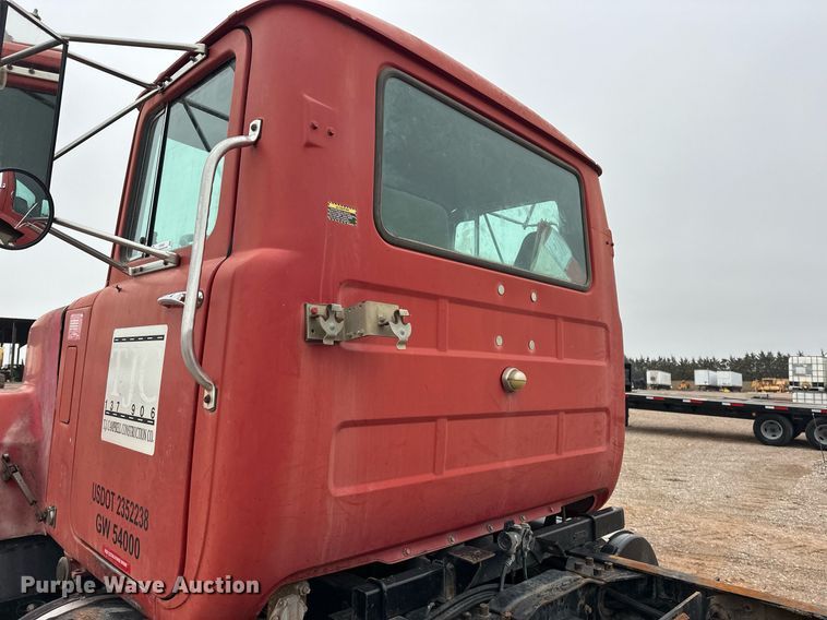 image for item ER4960 2001 Mack RD690S truck cab and chassis