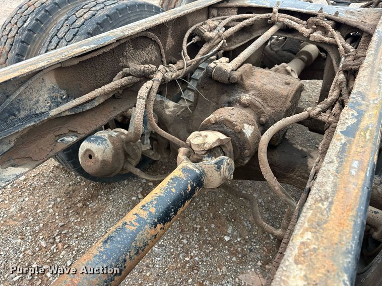 image for item ER4960 2001 Mack RD690S truck cab and chassis