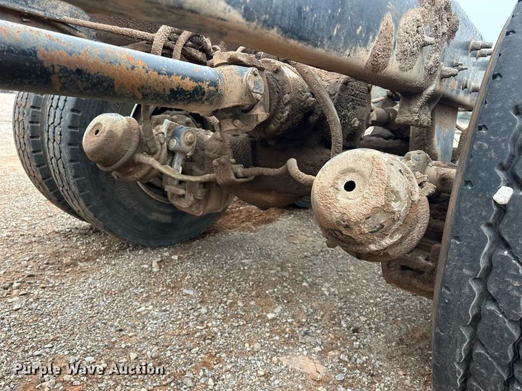 image for item ER4960 2001 Mack RD690S truck cab and chassis