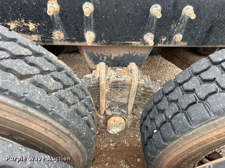 image for item ER4960 2001 Mack RD690S truck cab and chassis