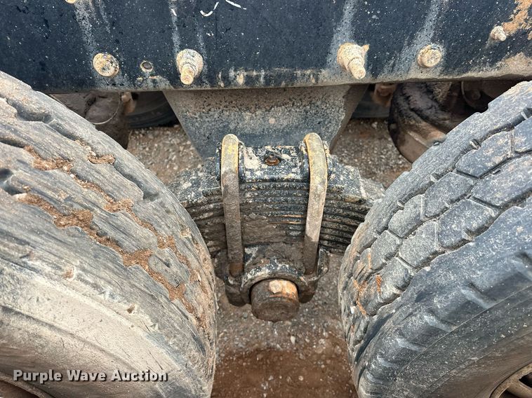 image for item ER4960 2001 Mack RD690S truck cab and chassis