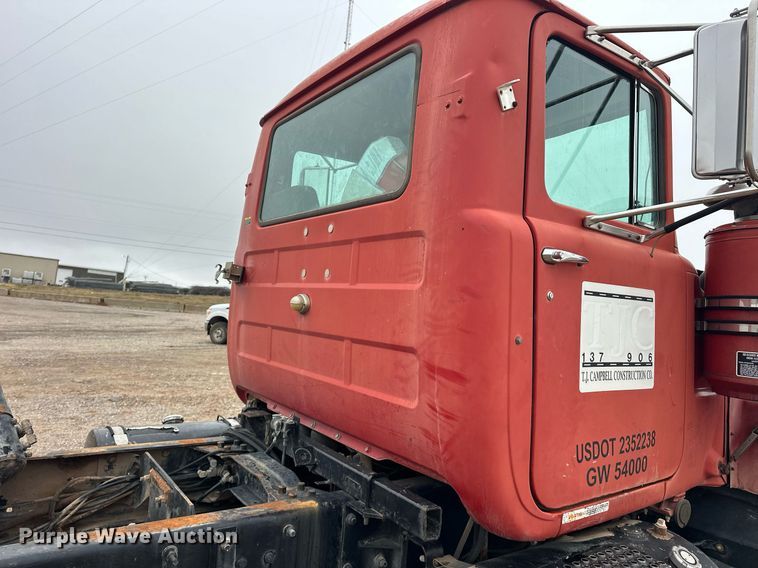 image for item ER4960 2001 Mack RD690S truck cab and chassis