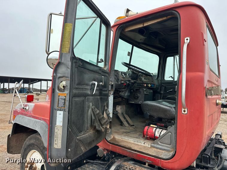 image for item ER4960 2001 Mack RD690S truck cab and chassis