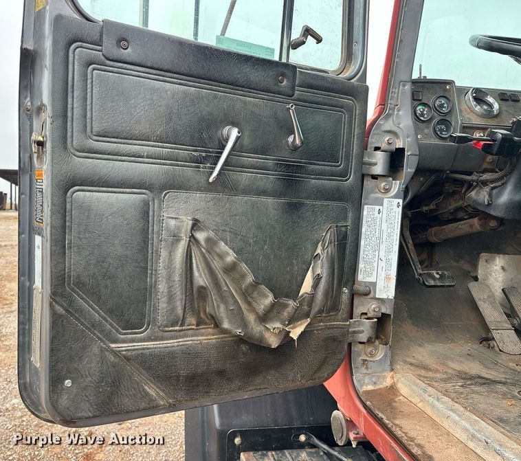 image for item ER4960 2001 Mack RD690S truck cab and chassis