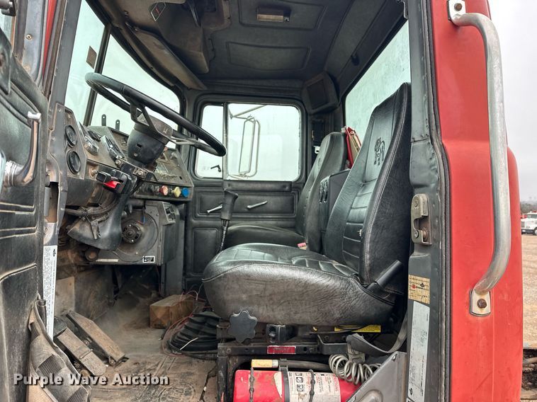 image for item ER4960 2001 Mack RD690S truck cab and chassis