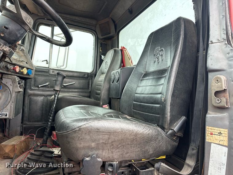 image for item ER4960 2001 Mack RD690S truck cab and chassis