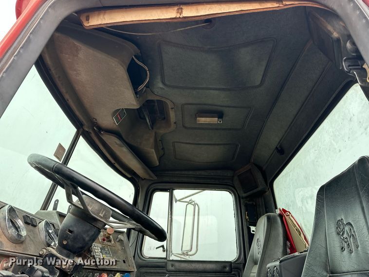 image for item ER4960 2001 Mack RD690S truck cab and chassis