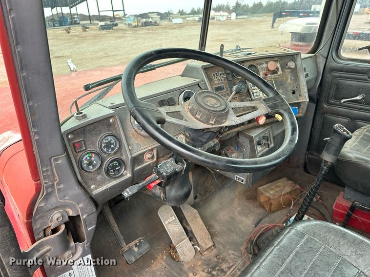 image for item ER4960 2001 Mack RD690S truck cab and chassis