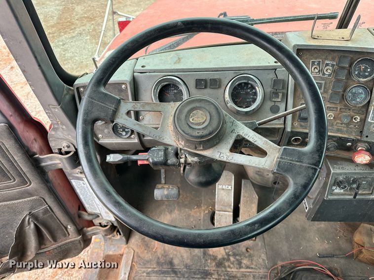 image for item ER4960 2001 Mack RD690S truck cab and chassis