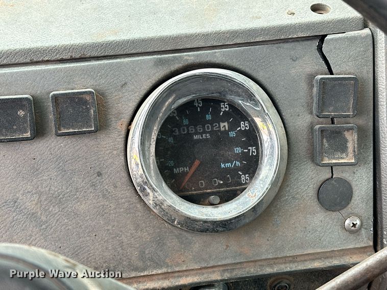 image for item ER4960 2001 Mack RD690S truck cab and chassis