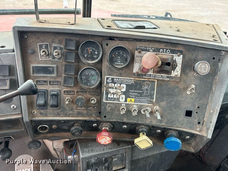 image for item ER4960 2001 Mack RD690S truck cab and chassis