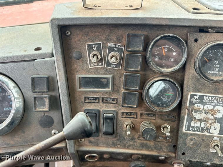 image for item ER4960 2001 Mack RD690S truck cab and chassis