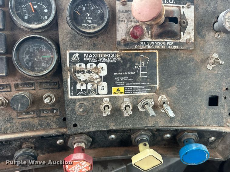 image for item ER4960 2001 Mack RD690S truck cab and chassis