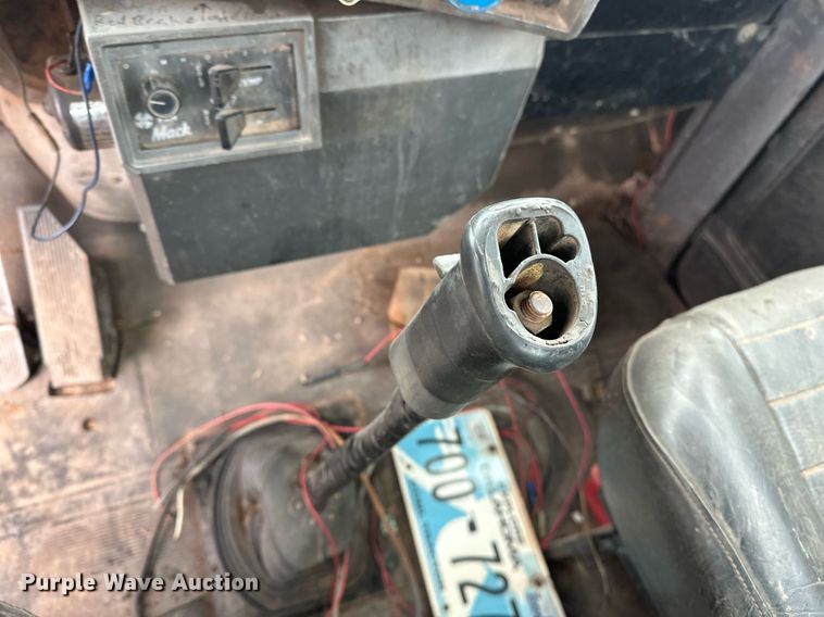 image for item ER4960 2001 Mack RD690S truck cab and chassis