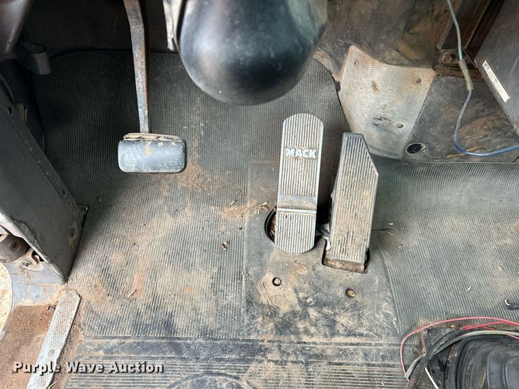 image for item ER4960 2001 Mack RD690S truck cab and chassis