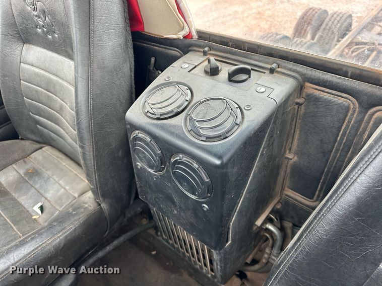 image for item ER4960 2001 Mack RD690S truck cab and chassis