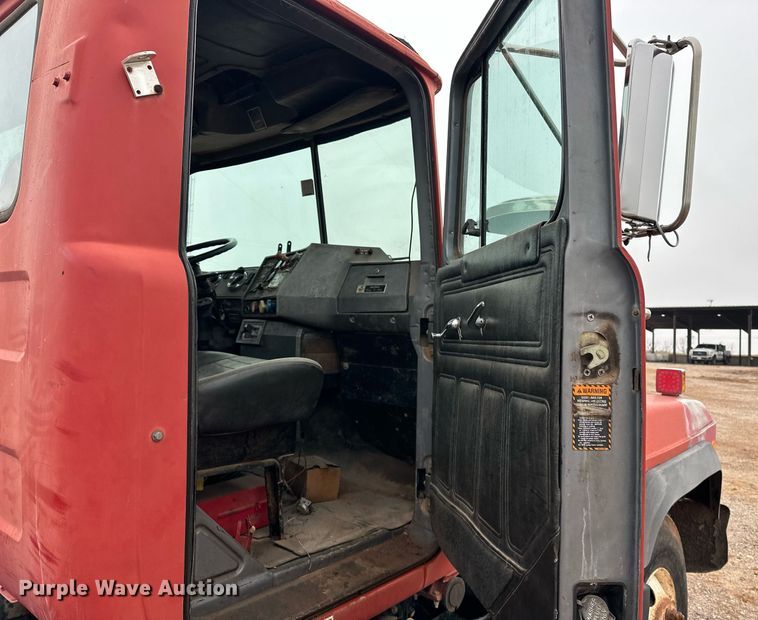 image for item ER4960 2001 Mack RD690S truck cab and chassis