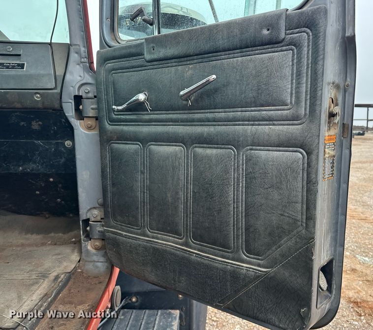 image for item ER4960 2001 Mack RD690S truck cab and chassis