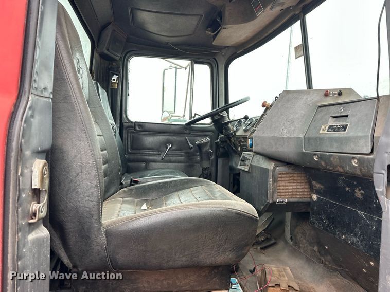 image for item ER4960 2001 Mack RD690S truck cab and chassis