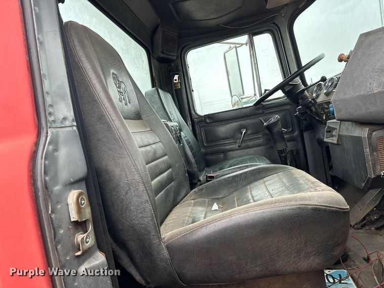 image for item ER4960 2001 Mack RD690S truck cab and chassis