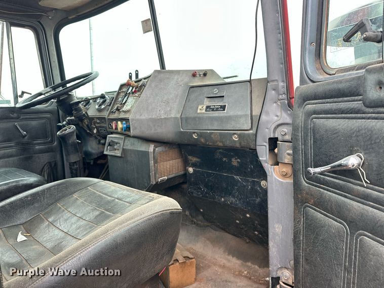 image for item ER4960 2001 Mack RD690S truck cab and chassis