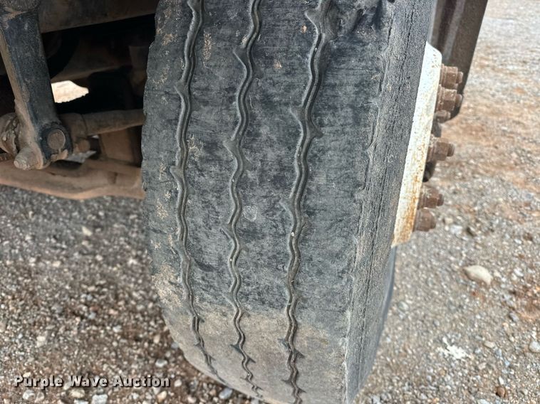 image for item ER4960 2001 Mack RD690S truck cab and chassis