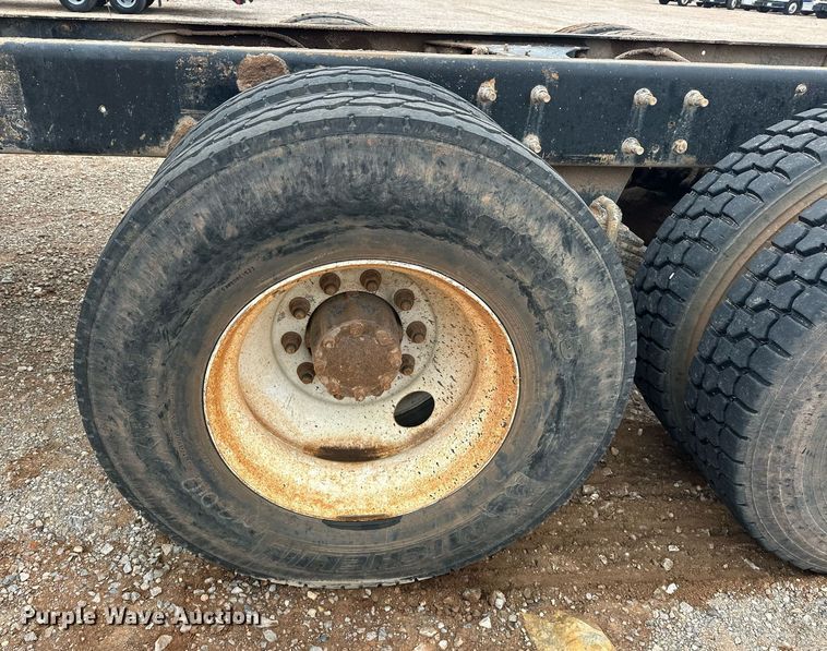 image for item ER4960 2001 Mack RD690S truck cab and chassis