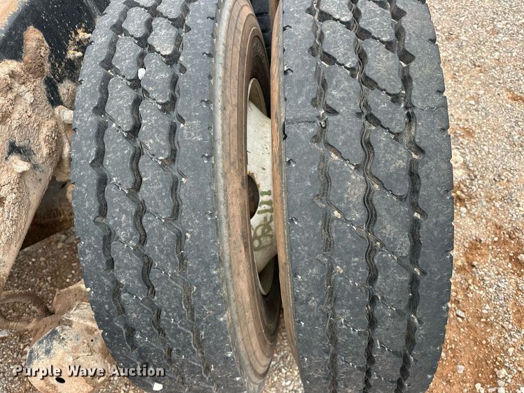 image for item ER4960 2001 Mack RD690S truck cab and chassis