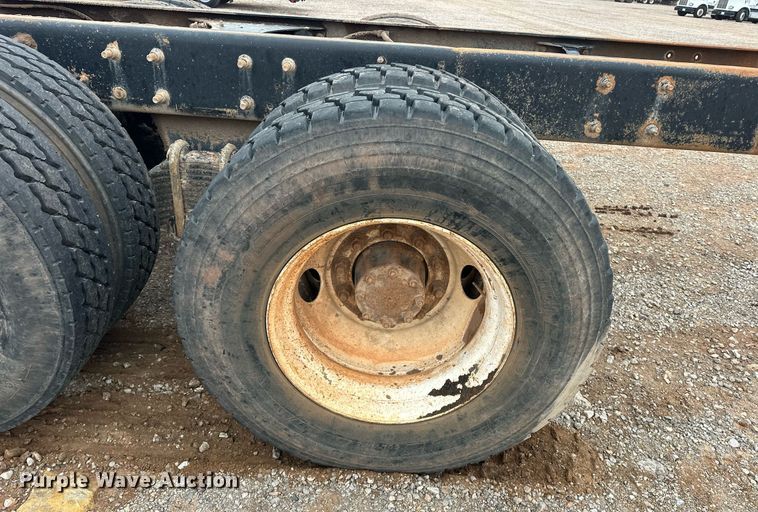 image for item ER4960 2001 Mack RD690S truck cab and chassis