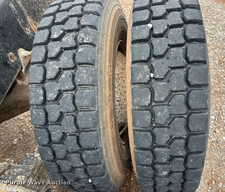 image for item ER4960 2001 Mack RD690S truck cab and chassis