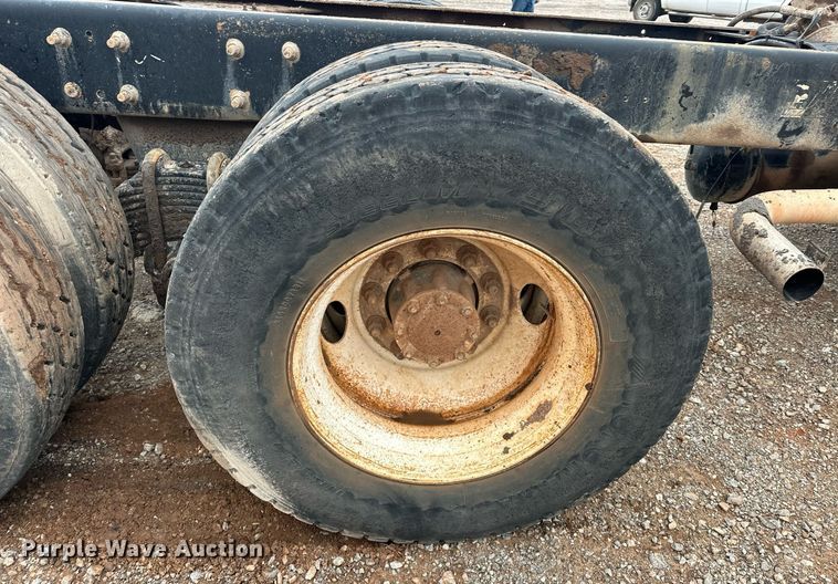 image for item ER4960 2001 Mack RD690S truck cab and chassis