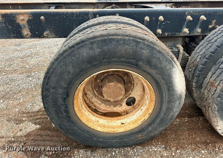 image for item ER4960 2001 Mack RD690S truck cab and chassis