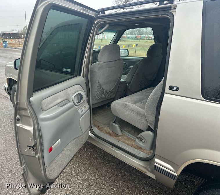 image for item ER4985 1998 Chevrolet Suburban SUV